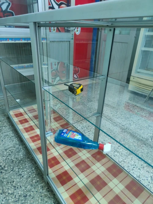 Comptoir magasin ( verre / aluminium)