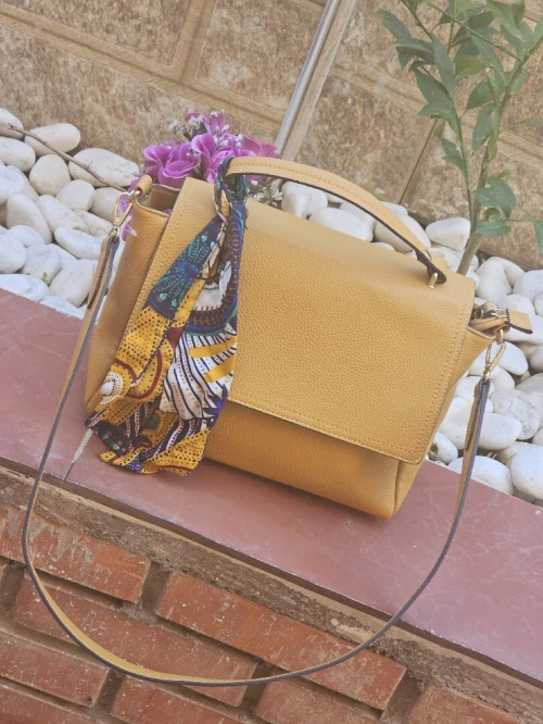 Sac à main bandoulière moutardeavec foulard