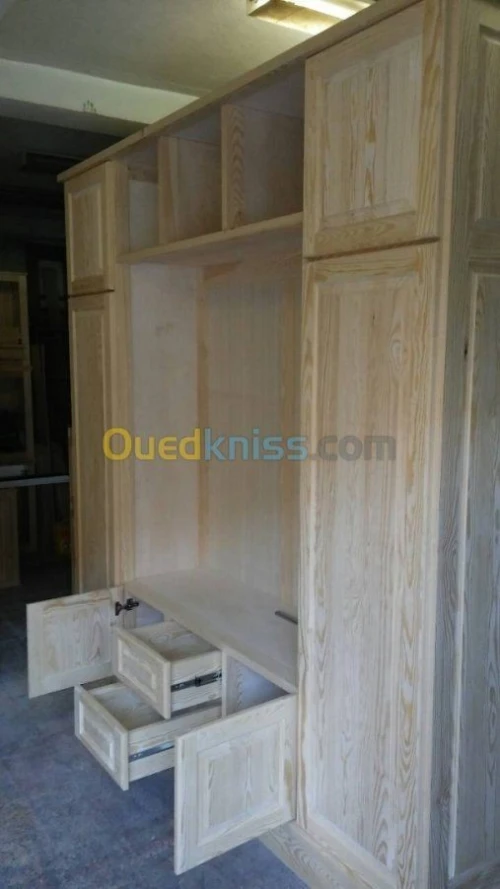Fabrication, réparation et rénovation des meubles.