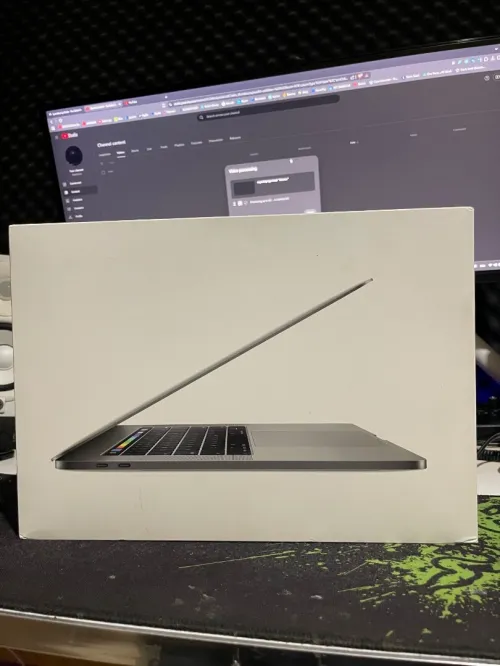 MacBook Pro 2017 15 inch touchbar ( battery service) & souris Magic Mouse 2