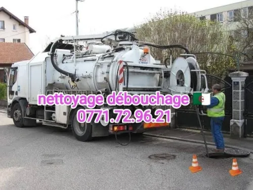 Camion débouchage canalisations d'assainissement vidange fosse septique 