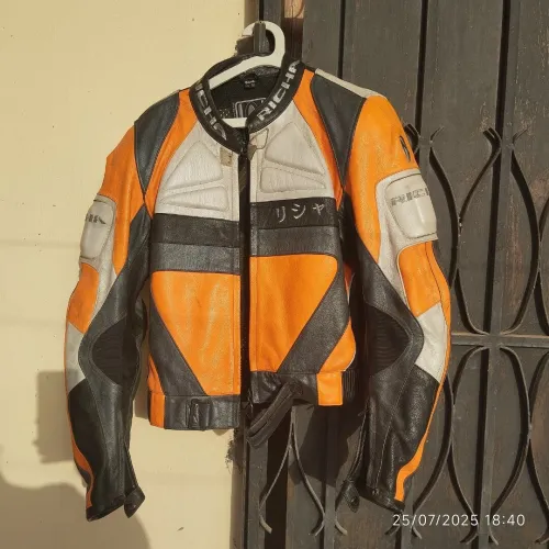 BLOUSON MOTO en cuire de Marque RICHA  Couleur  Orange / Noir et Blanc