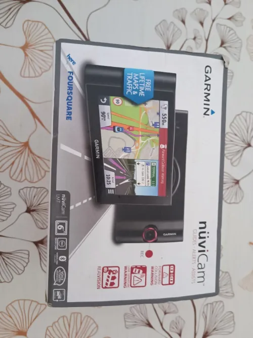 GPS Garmin nüviCam LMT etat neuf sous emballage ( écran 6", caméra intégrée, bluetooth