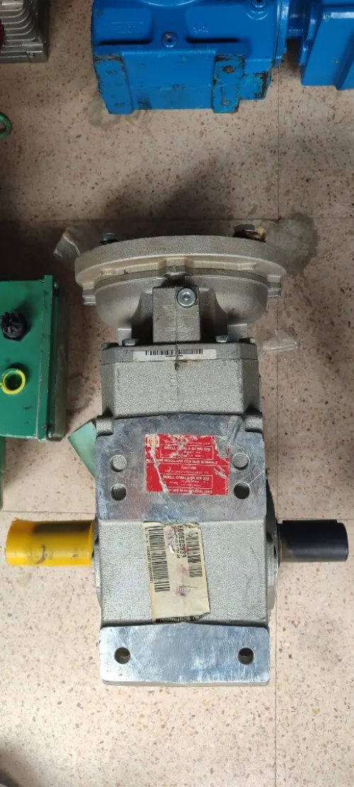 Réducteurs et cracher et pompe immergée verticale et moteurs électriques 