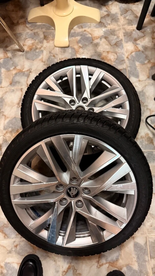 Jante 18 pouces avec pneus skoda octavia 2025