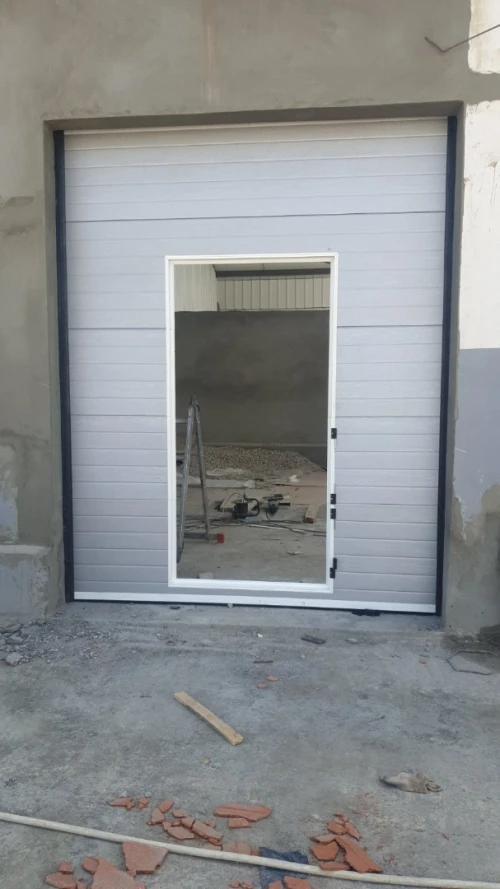 Automatisme d'accès et porte
