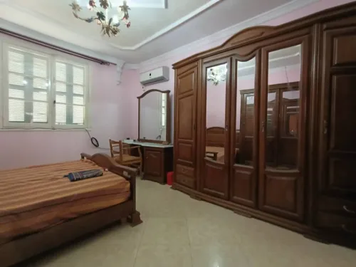 Chambre à coucher complète en bois hêtre  Très bon état