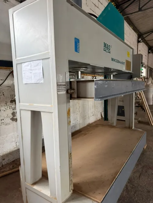 Presse hydrolique a froid des portes
