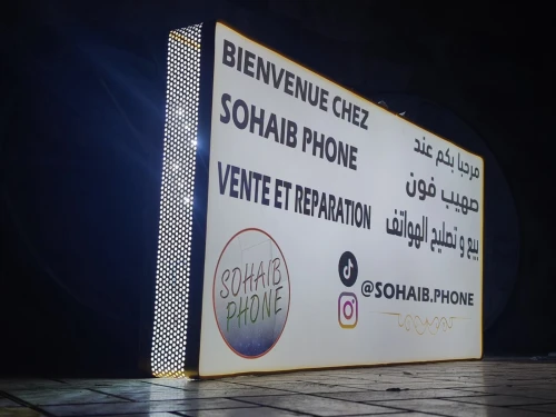 Enseigne lumineuse, Habillage vitrine