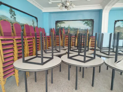 chaises et tables de salle des fêtes