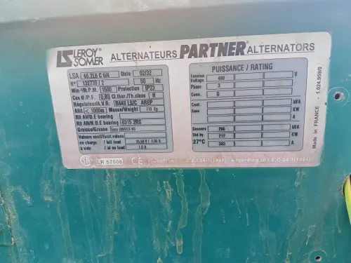 Générateurs électriques, utilisés très peu de temps, tout est comme neuf :مولدات كهرباءية للبيع