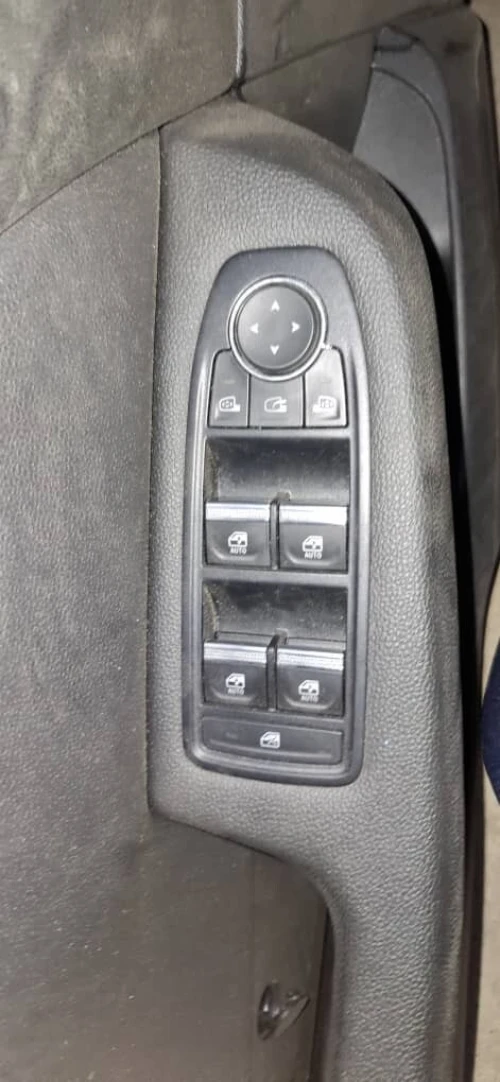 Bouton leve vitre électrique clio5 