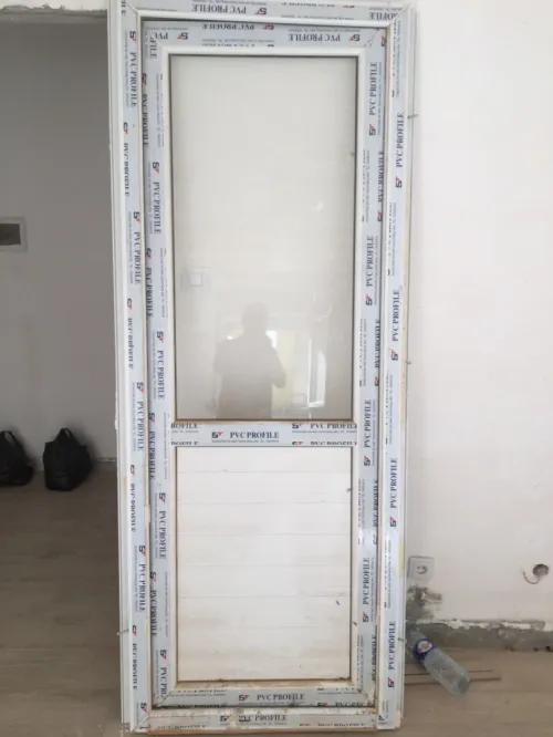 Porte vitrée en pvc