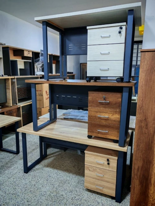 Bureau en pieds métallique