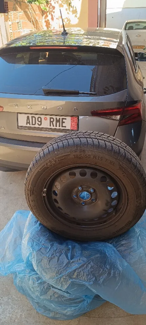 Series de roues en acier avec Pneus 185/65 R15