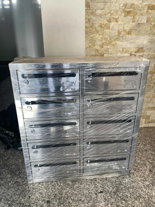 Fabrication de boîtes aux lettres sur mesure