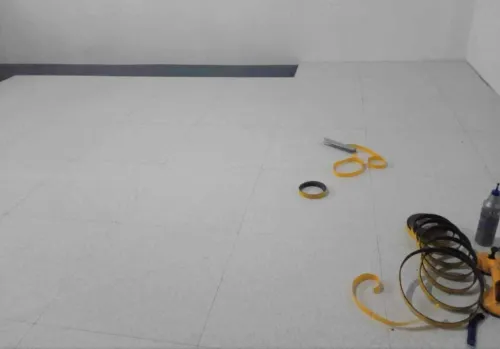 Installation professionnelle et soignée de faux plancher technique