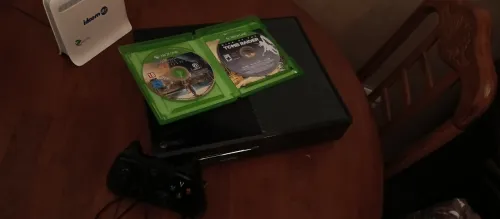 Xbox one /500gb /version /manette original /les jeux : 2cd (assisin cread origins/tomb raider)..