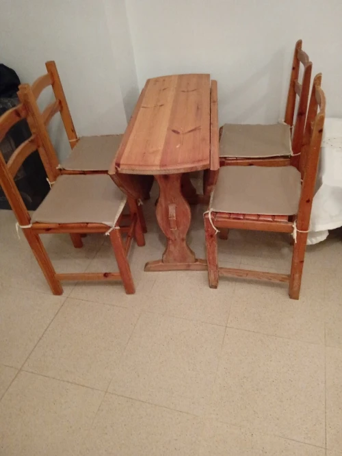 Table de cuisine avec 4 chaises
