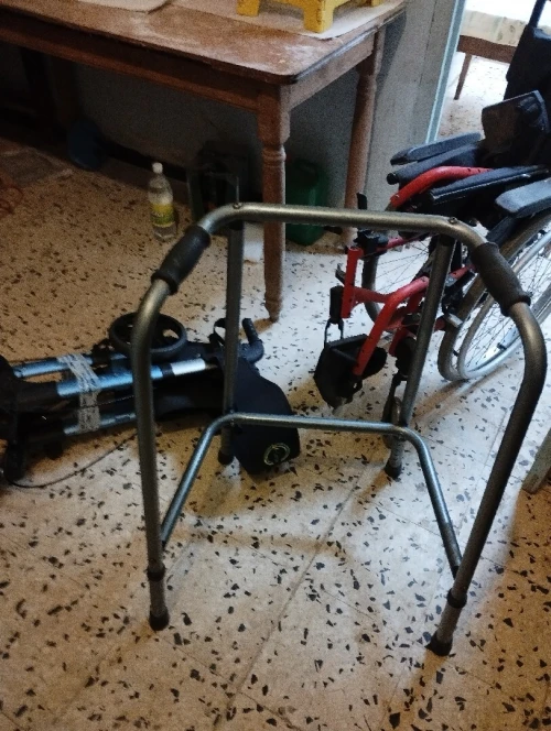 Chaise roulante, déambulateur et autre