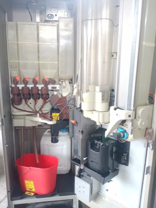 Distributeur automatique de boissons chaudes موزع آلي للمشروبات الساخنة