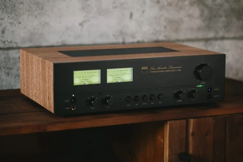 Nad C3050 Amplification HybridDigital UcD / 2x100 W sous 4 et 8 ohms / Entrée HDMI eARC / Vu-mètres à aiguille en façade