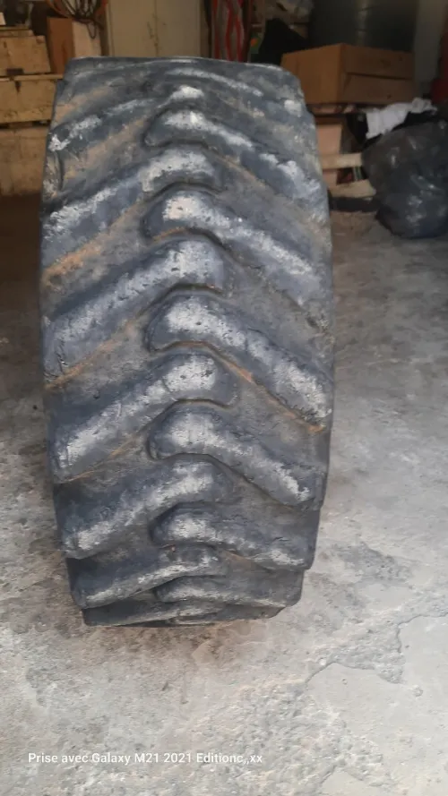 Pneu engin