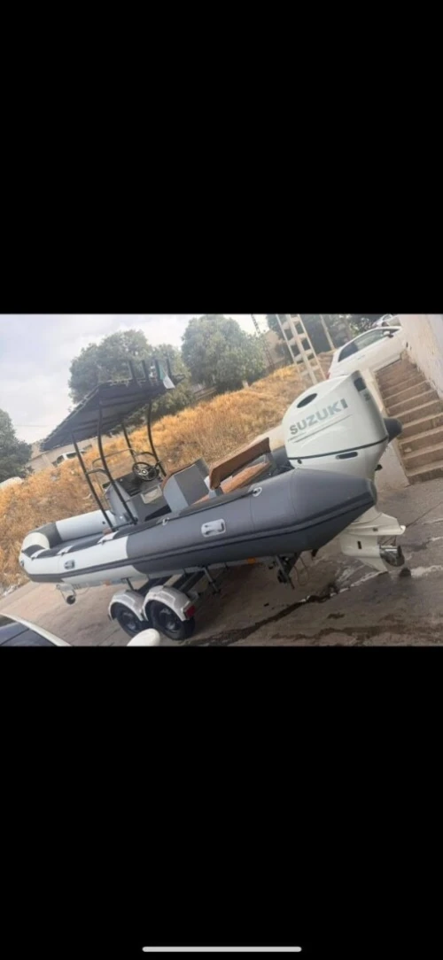 Semi rigide pneuboat 700 moteur 200 Suzuki
