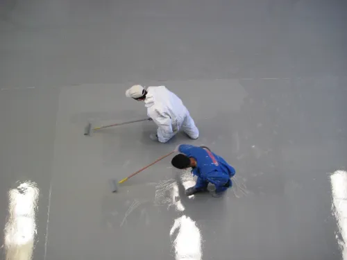 travaux de ponçage et revêtement de sol en résine époxy.