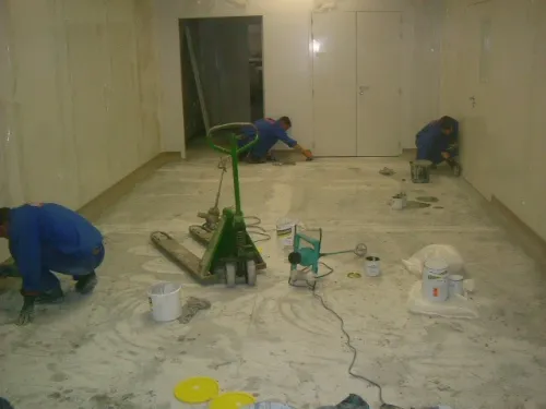 travaux de ponçage et revêtement de sol en résine époxy.