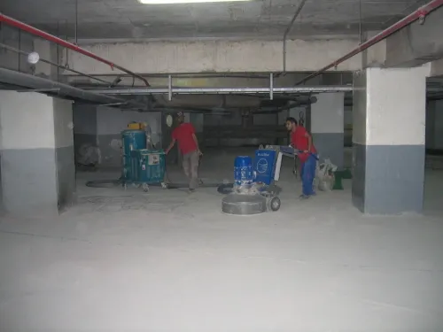 travaux de ponçage et revêtement de sol en résine époxy.