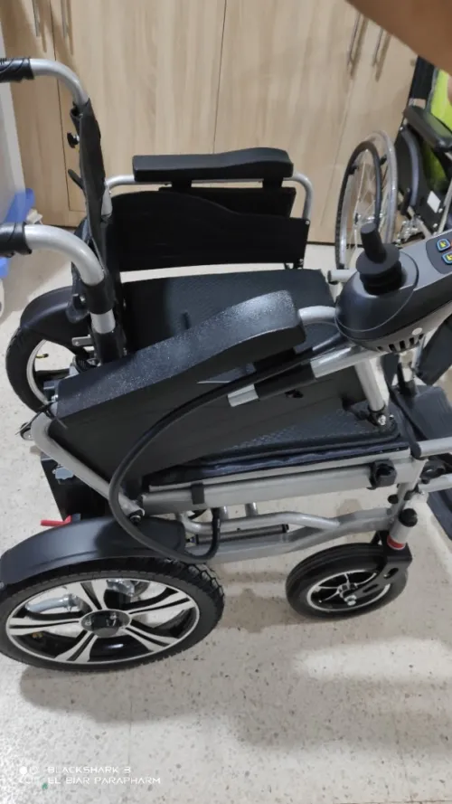 Fauteuil roulant Electrique pliable et léger