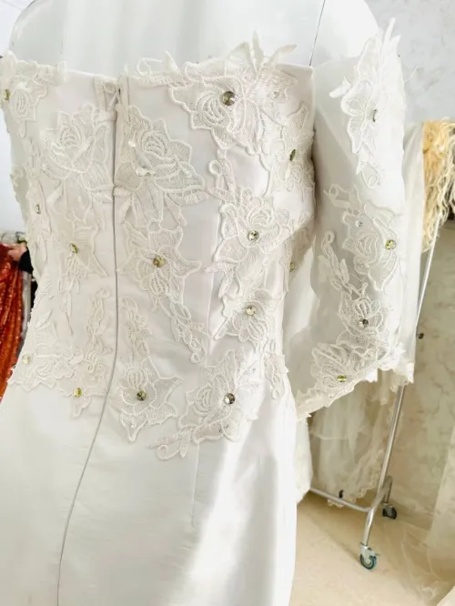 Robes blanches et robes de soirée