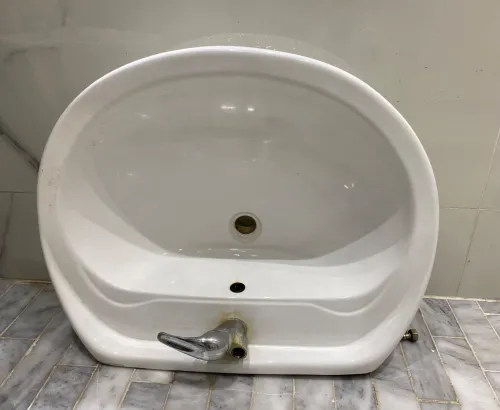 Lavabo élégant avec pied Taille généreuse 