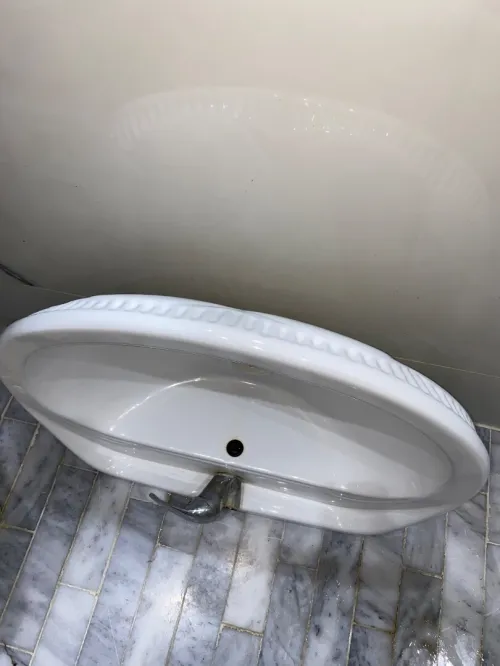 Lavabo élégant avec pied Taille généreuse 
