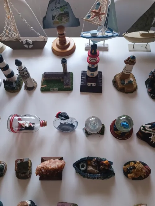 Collections variée d'objets de décoration sur le thème marin