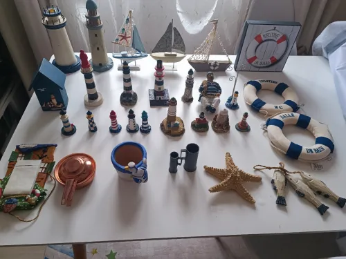 Collections variée d'objets de décoration sur le thème marin