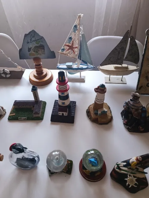 Collections variée d'objets de décoration sur le thème marin
