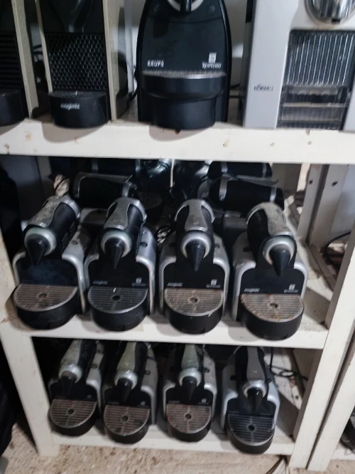 Machine à café Nespresso . للبيع آلة قهوة بالكبسولات من علامة نسبريسو. راجع أسفل الإعلان الاسعار