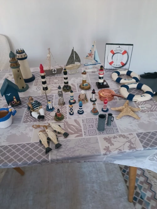 Collections variée d'objets de décoration sur le thème marin