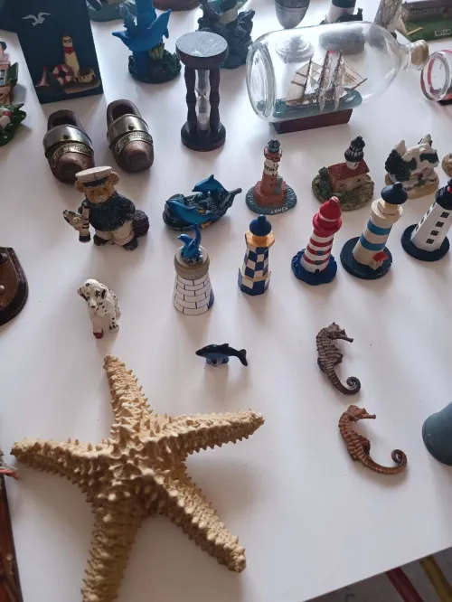 Collections variée d'objets de décoration sur le thème marin