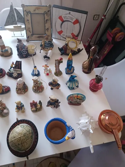 Collections variée d'objets de décoration sur le thème marin