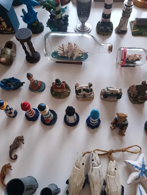 Collections variée d'objets de décoration sur le thème marin