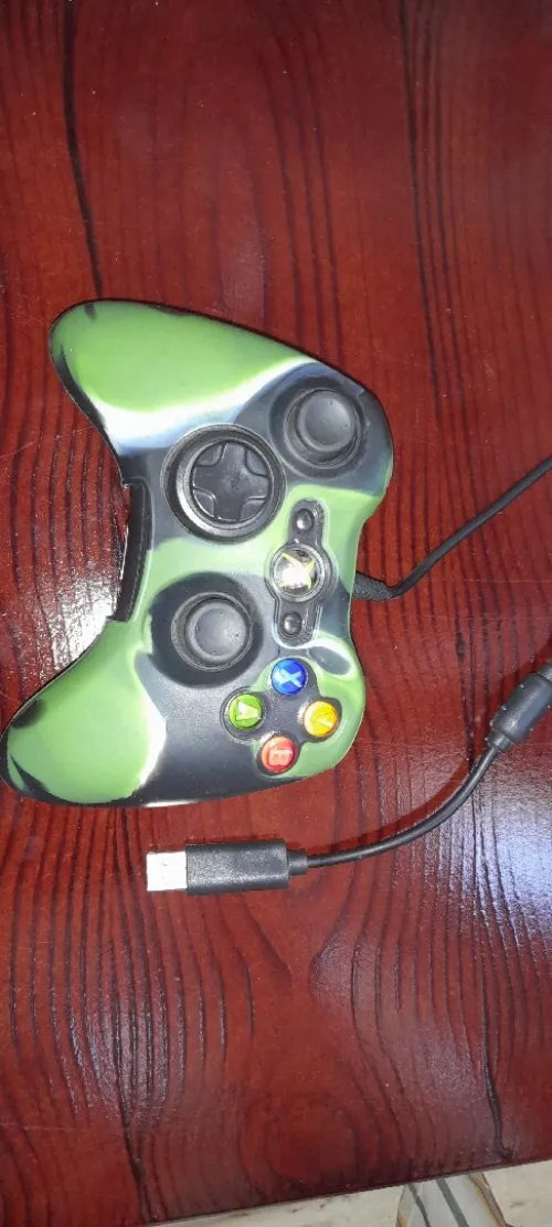 Mannete xbox 360 avec fill et protecteur état 9/10 Fonctionne parfaitementà