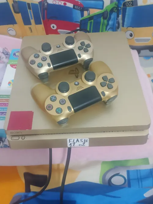 Ps4 slim flache avec deux manettes