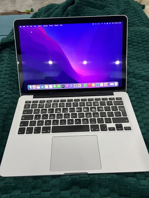 MacBook Pro 13 2015 i5 premier main excellent état jamais ouvert chargeur original