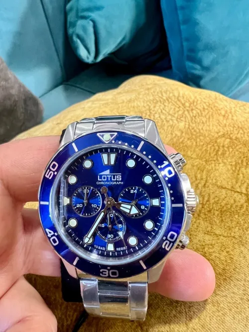 Lotus festina chronograph gris et détails 