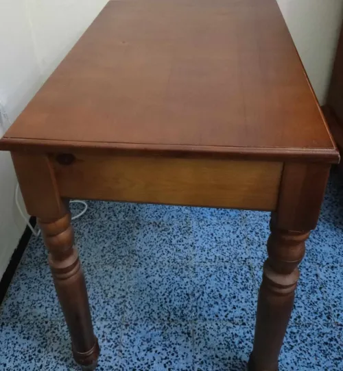 Bibliothèque et table