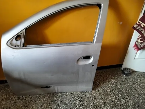 Porte symbole avant gauche.