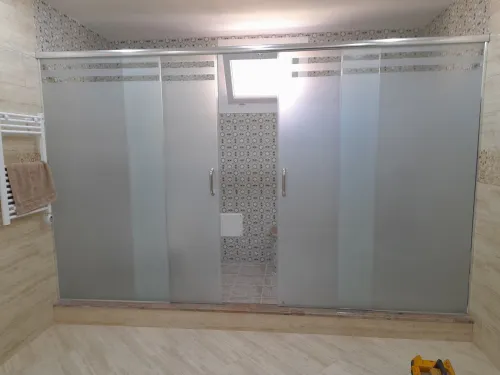 Vitrine et séparation en verre trempé 